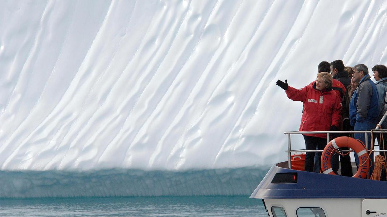Bundeskanzlerin Angela Merkel, der dänische Premierminister Anders Fogh Rasmussen und Umweltminister Sigmar Gabriel besuchten im August 2007 den Eis-Fjord bei Ilulissat. Bundeskanzlerin Angela Merkel, der dänische Premierminister Anders Fogh Rasmussen und Umweltminister Sigmar Gabriel besuchten im August 2007 den Eis-Fjord bei Ilulissat.