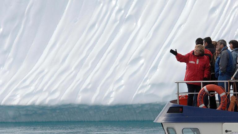Bundeskanzlerin Angela Merkel, der dänische Premierminister Anders Fogh Rasmussen und Umweltminister Sigmar Gabriel besuchten im August 2007 den Eis-Fjord bei Ilulissat. Bundeskanzlerin Angela Merkel, der dänische Premierminister Anders Fogh Rasmussen und Umweltminister Sigmar Gabriel besuchten im August 2007 den Eis-Fjord bei Ilulissat.