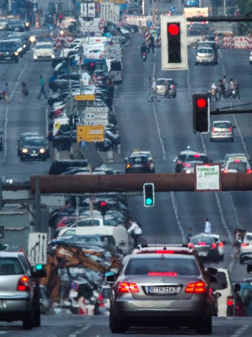 Dichter Verkehr auf dem Kaiserdamm in Berlin