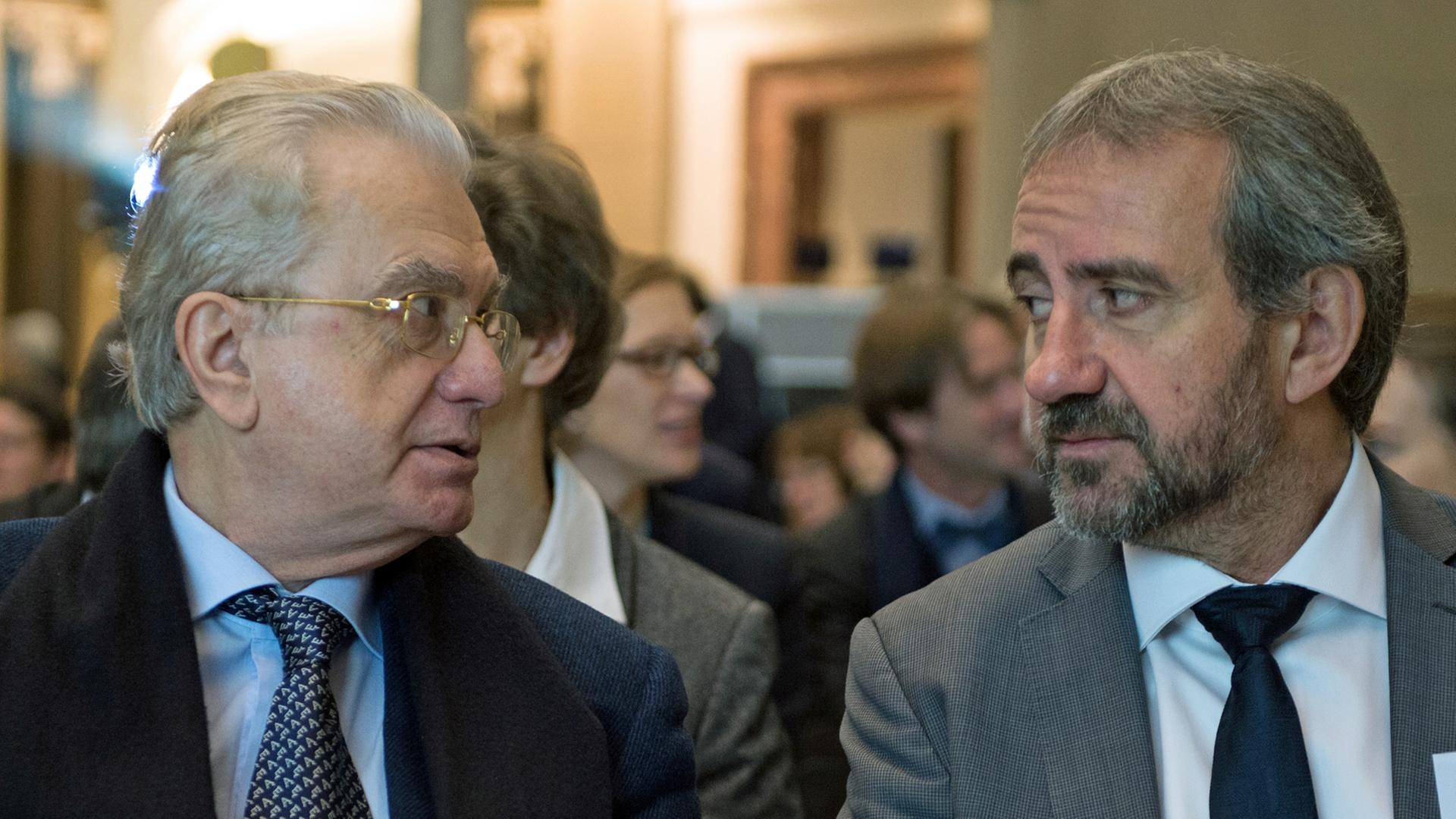 Der Direktor der Staatlichen Eremitage St. Petersburg, Michail Piotrowski (l), und der Präsident der Stiftung Preußischer Kulturbesitz, Hermann Parzinger, während der Festveranstaltung zum zehnjährigen Bestehen des deutsch-russischen Museumsdialogs Der Direktor der Staatlichen Eremitage St. Petersburg, Michail Piotrowski (l), und der Präsident der Stiftung Preußischer Kulturbesitz, Hermann Parzinger, während der Festveranstaltung zum zehnjährigen Bestehen des deutsch-russischen Museumsdialogs