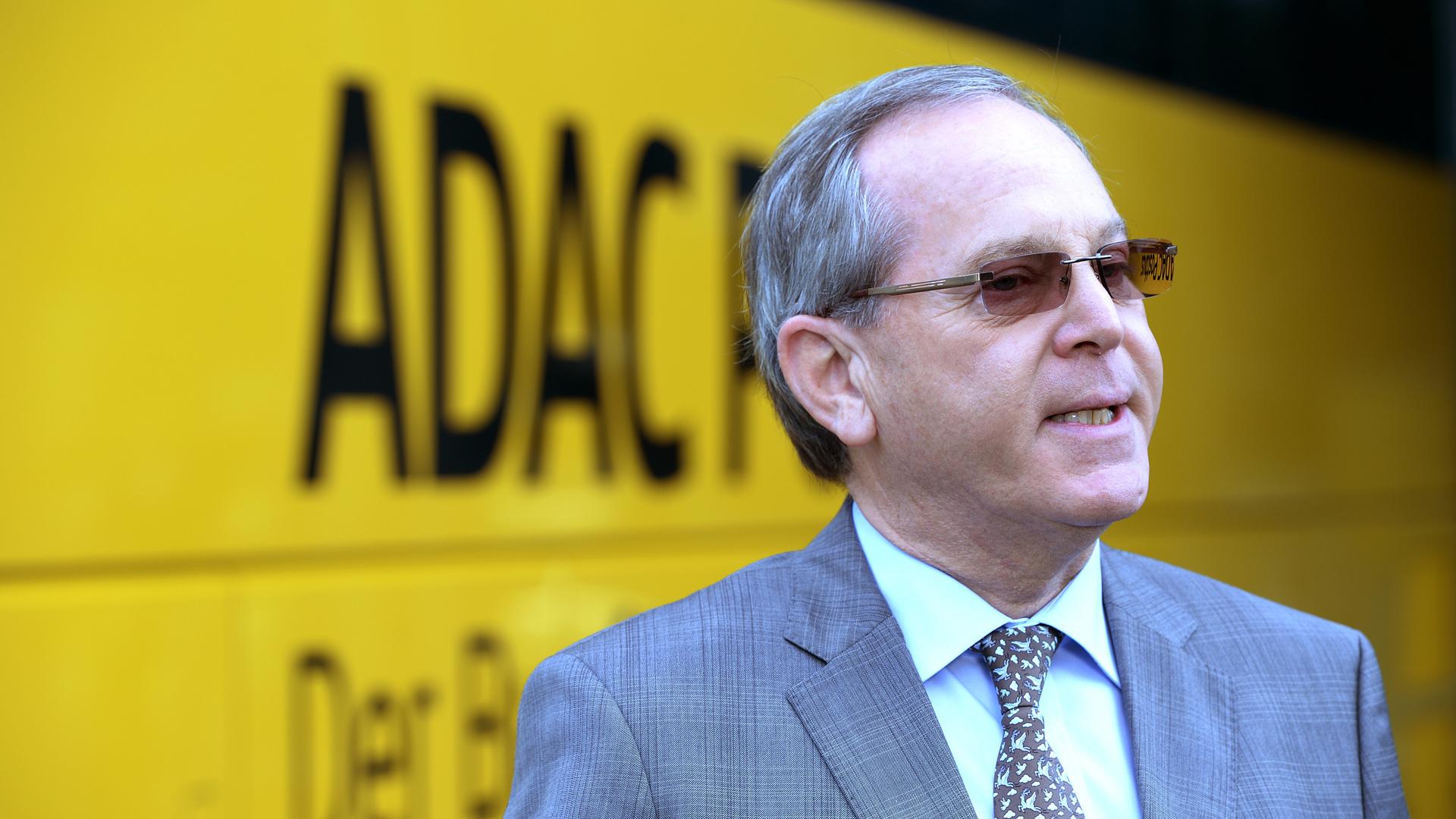 Der frühere ADAC-Präsident Peter Meyer mit Sonnenbrille. Im Hintergrund ein ADAC Schriftzug. Der frühere ADAC-Präsident Peter Meyer mit Sonnenbrille. Im Hintergrund ein ADAC Schriftzug.