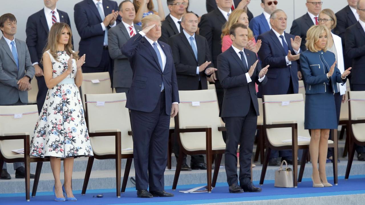 US-First Lady Melania Trump, US-Präsident Donald Trump, Frankreichs Präsident Emmanuel Macron und Brigitte Macron auf der Nationalfeier in Paris 2017 US-First Lady Melania Trump, US-Präsident Donald Trump, Frankreichs Präsident Emmanuel Macron und Brigitte Macron auf der Nationalfeier in Paris 2017