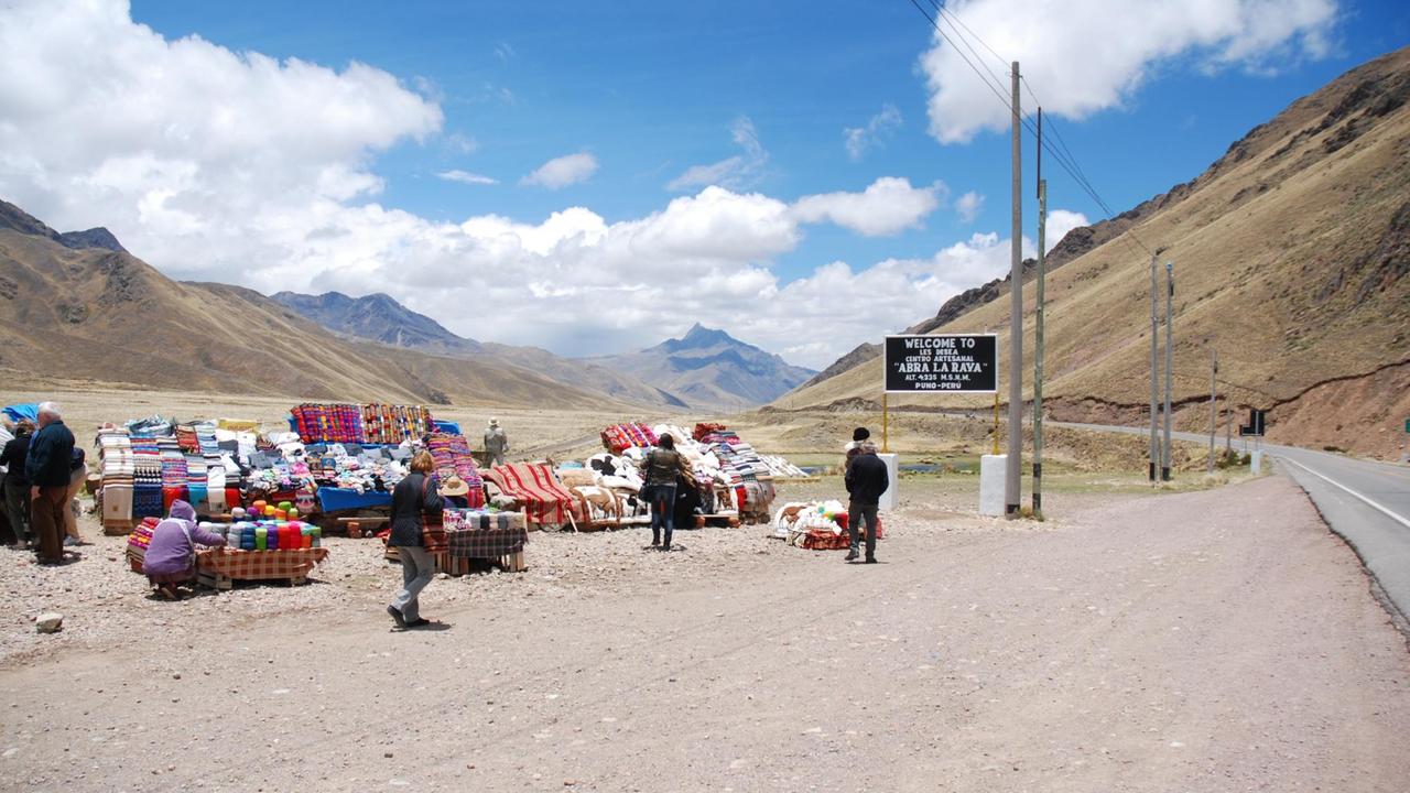 Die Passhöhe "Abra la Raya" in Peru auf 4.300 Metern Höhe