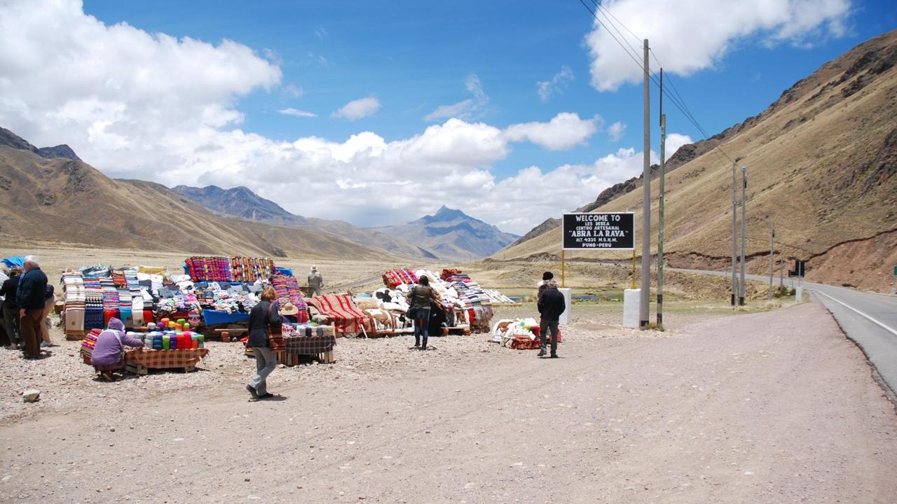 Die Passhöhe "Abra la Raya" in Peru auf 4.300 Metern Höhe Die Passhöhe "Abra la Raya" in Peru auf 4.300 Metern Höhe