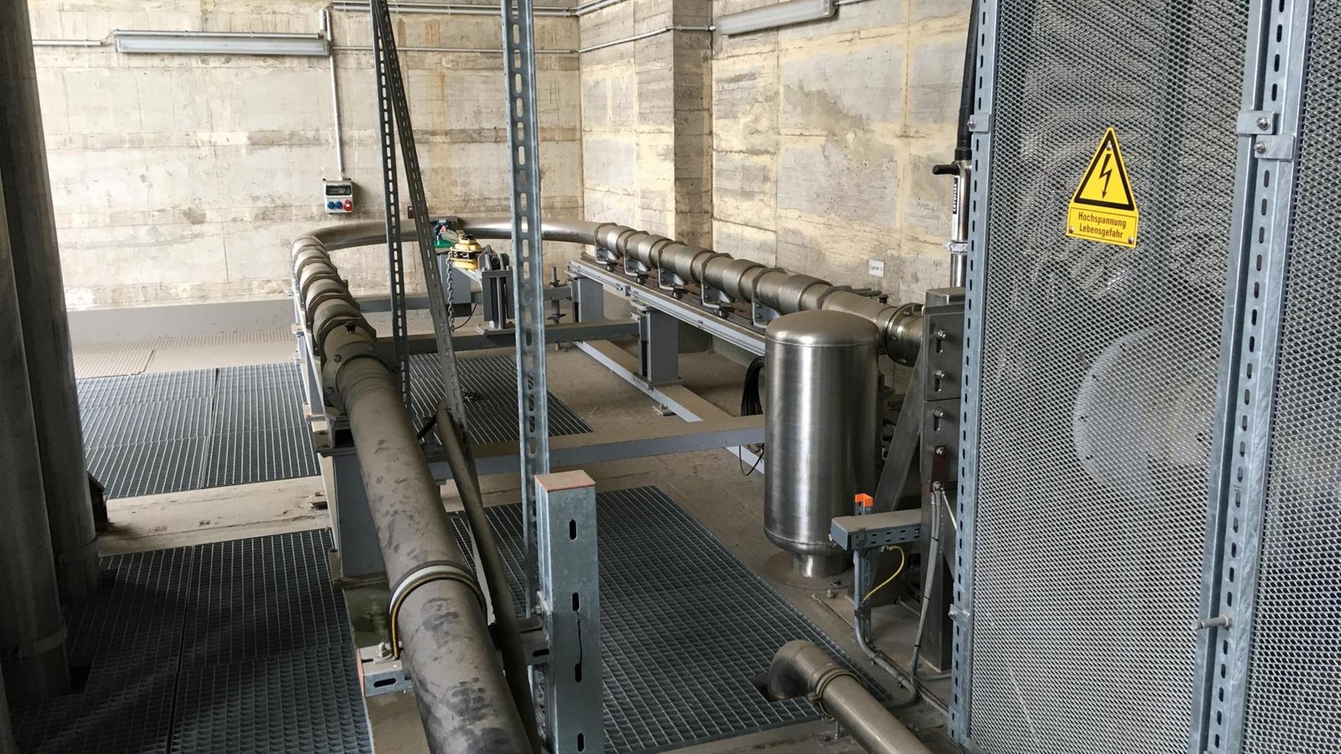 Metallenes Stromkabel in einem Umspannwerk Metallenes Stromkabel in einem Umspannwerk