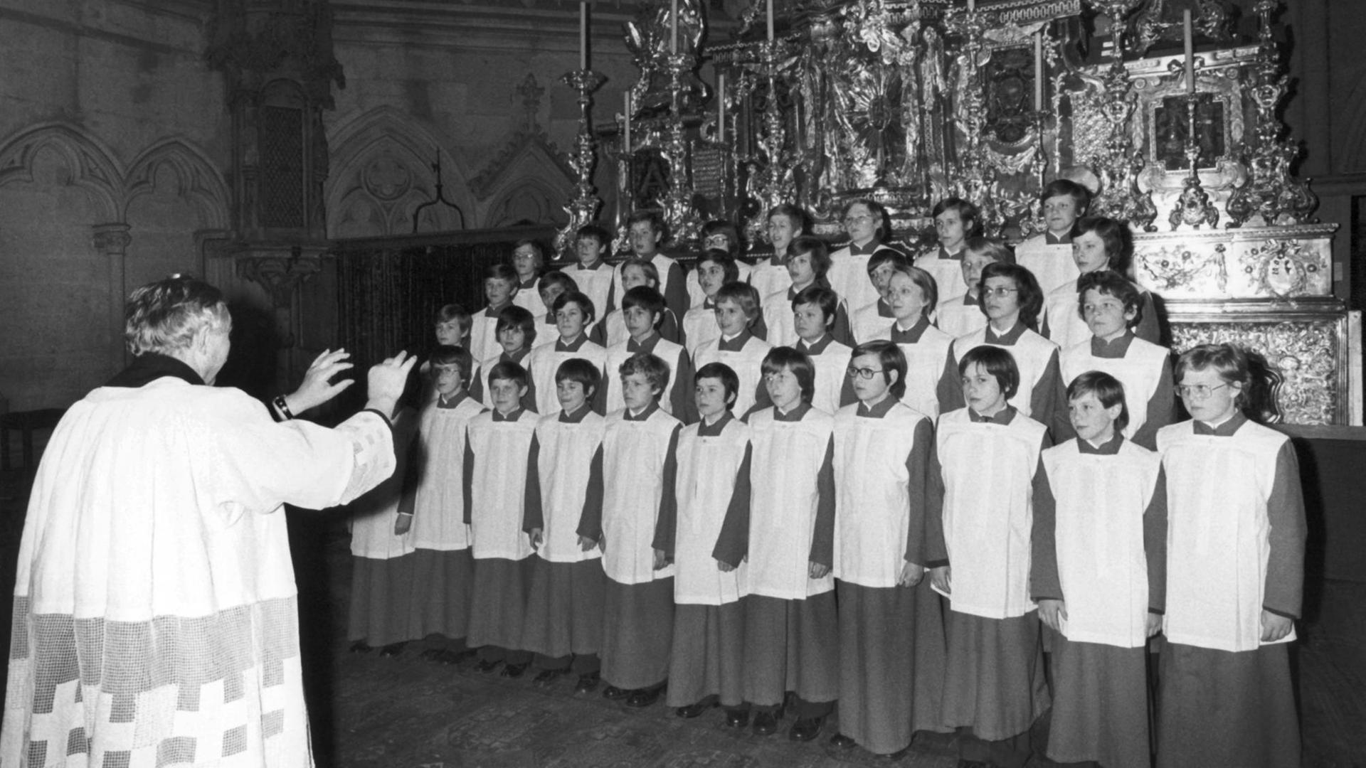 Der Chorleiter Monsignore Georg Ratzinger dirigiert die Domspatzen im Dom von Regensburg am 09.04.1976. Der Chorleiter Monsignore Georg Ratzinger dirigiert die Domspatzen im Dom von Regensburg am 09.04.1976.