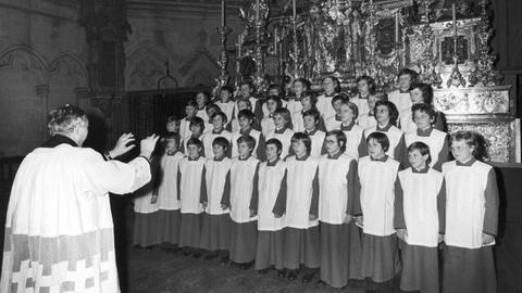 Der Chorleiter Monsignore Georg Ratzinger dirigiert die Domspatzen im Dom von Regensburg am 09.04.1976.
