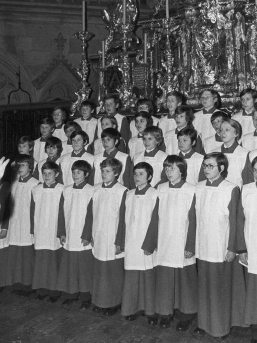 Der Chorleiter Monsignore Georg Ratzinger dirigiert die Domspatzen im Dom von Regensburg am 09.04.1976.
