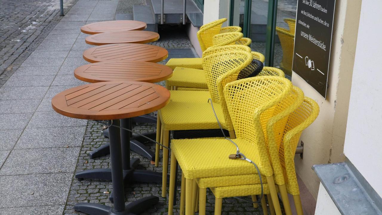 Leere Stühle auf dem Gehweg. Leere Stühle auf dem Gehweg.