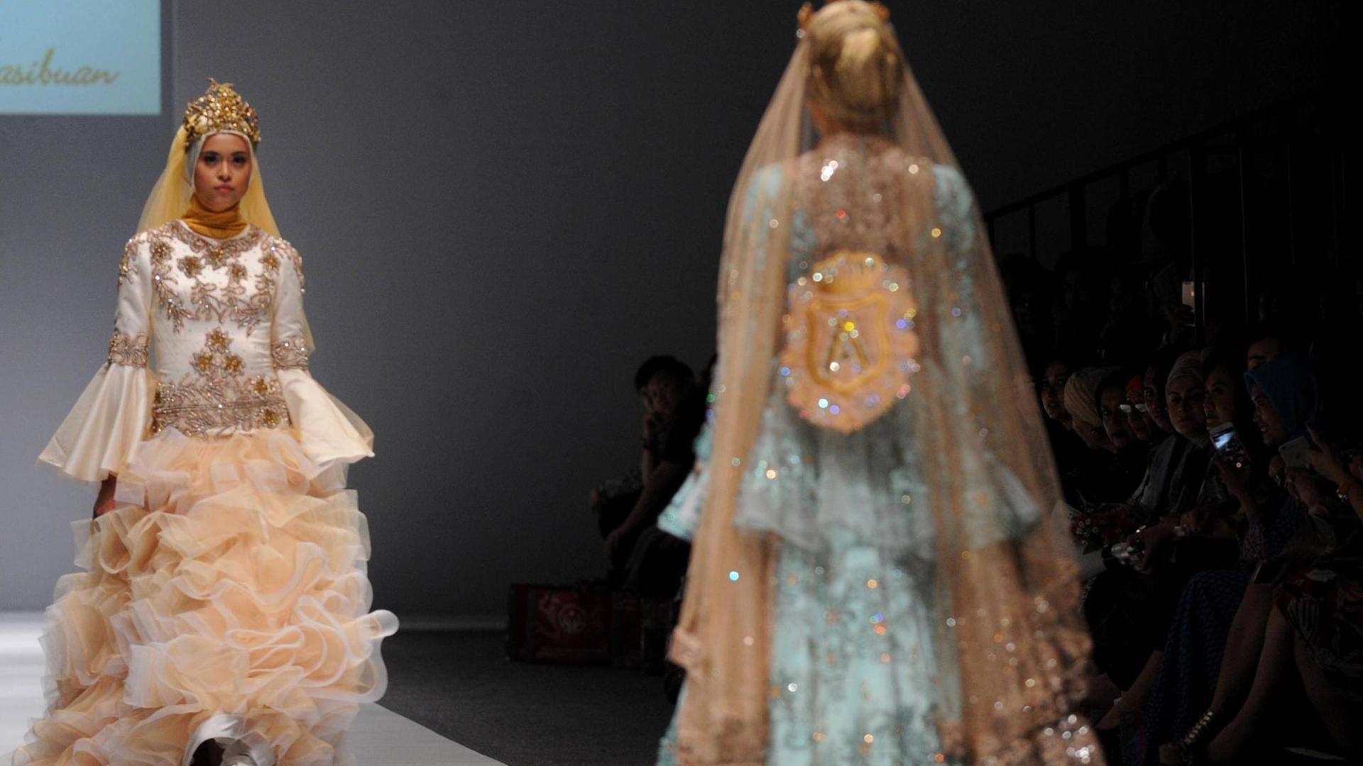 Models präsentieren auf der Jakarta Fashion Week 2015 Kreationen der indonesischen Designerin Anniesa Hasibuan auf dem Laufsteg. Models präsentieren auf der Jakarta Fashion Week 2015 Kreationen der indonesischen Designerin Anniesa Hasibuan auf dem Laufsteg.