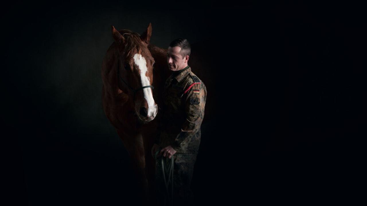 Szene aus dem Dokumentarfilm "Stiller Kamerad" von Leonhard Hollmann Szene aus dem Dokumentarfilm "Stiller Kamerad" von Leonhard Hollmann