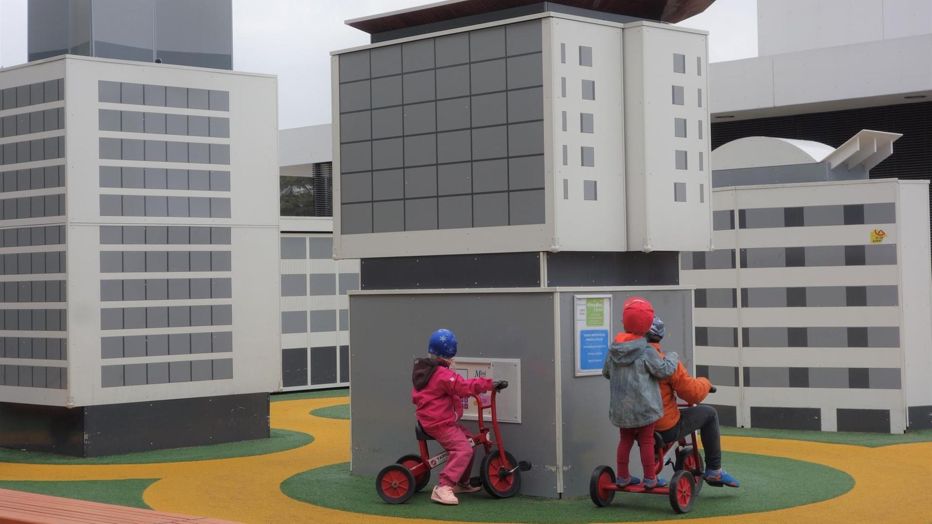 Der Mini-Tapiola-Spielplatz befindet sich im Zentrum des berühmten Nachkriegsstadtteils Tapiola in Espoo. Der Mini-Tapiola-Spielplatz befindet sich im Zentrum des berühmten Nachkriegsstadtteils Tapiola in Espoo.
