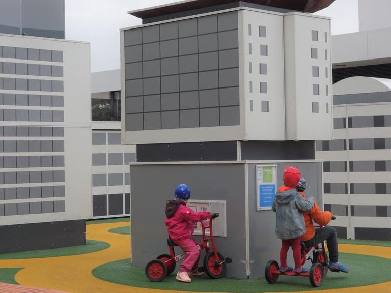Der Mini-Tapiola-Spielplatz befindet sich im Zentrum des berühmten Nachkriegsstadtteils Tapiola in Espoo.