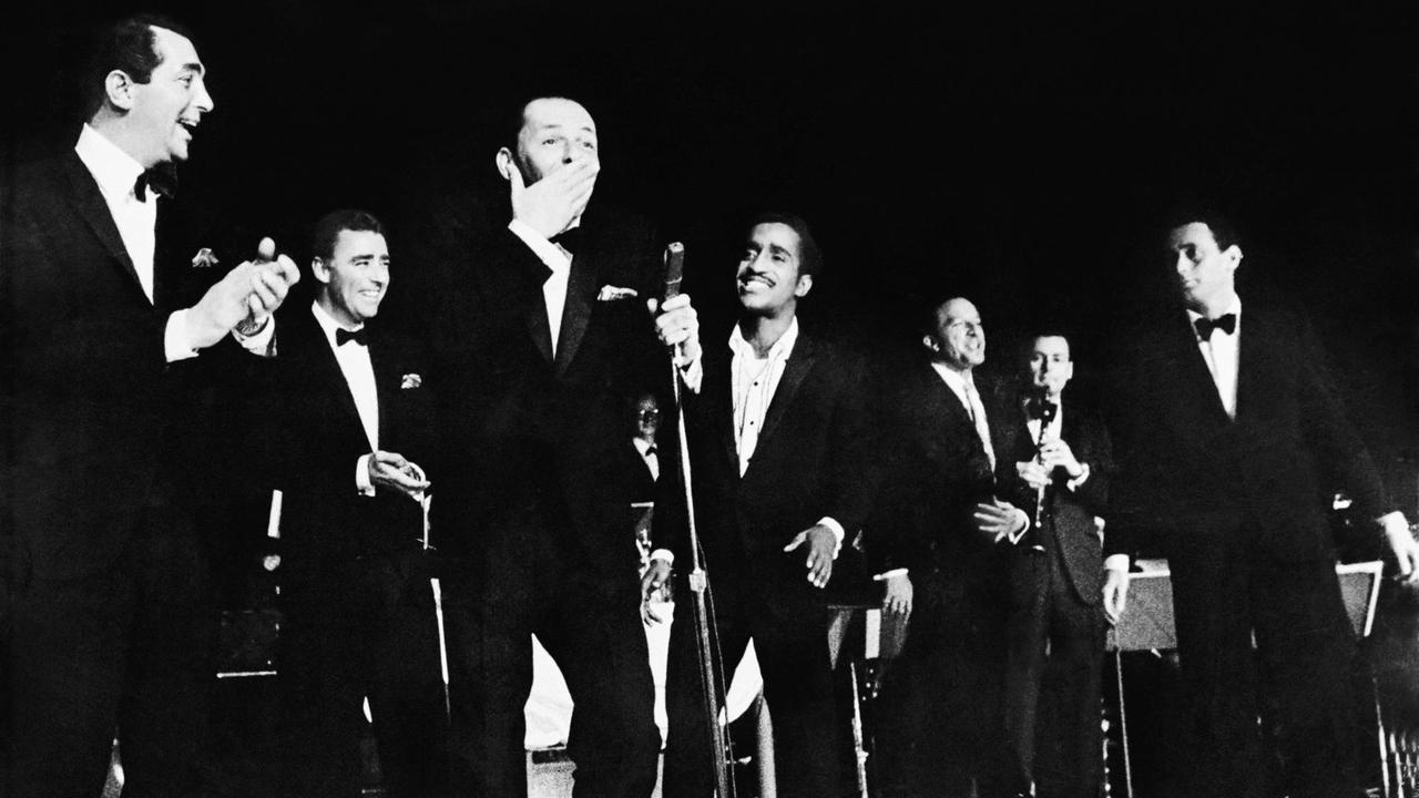 Dean Martin, Peter Lawford, Frank Sinatra, Sammy Davis, Jr. und Joey Bishop auf der Bühne