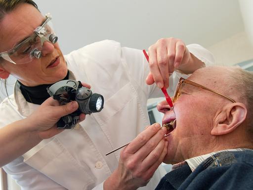 Die Zahnärztin Kerstin Finger behandelt einen Rentner in einem Seniorenheim im brandenburgischen Milmersdorf (Uckermark).