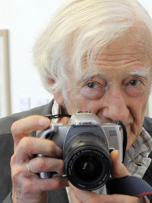 Der französische Fotograf Marc Riboud (1923 – 2016) hält in der Ausstellung "Die Europäer" mit Bildern seines Freundes und Vorbilds Henri Cartier-Bresson am 02.10.2009 in Erfurt in der Kunsthalle seine Kamera.