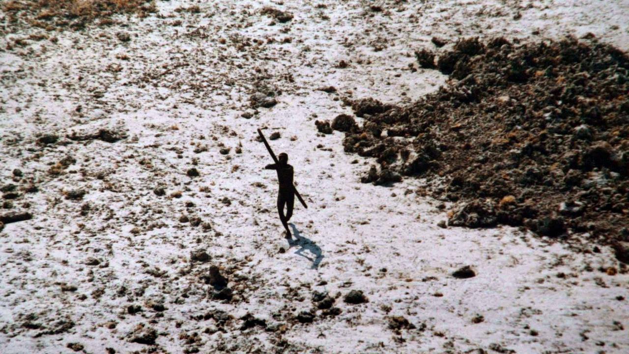 In dem Bild zielt ein männlicher Sentinelese mit Pfeil und Bogen auf einen Helikopter der indischen Küstenwache aus dem heraus das Foto aufgenommen wurde. Der Helikopter überflog die Insel am 28 Dezember 2004 um Schäden durch einen vorangegangenen Tsunami abzuschätzen. Die Sentinelesen gehören zu den wenigen verbleibenden Jägern und Sammlern die in Isolation von der Außenwelt leben. Weil das Volk den Kontakt zur Zivilisation verweigert ist wenig über ihre Lebensart bekannt. Ethnologen schätzen, dass sie seit zur ältesten Bevölkerungsschicht Asiens gehören und damit zur ersten Auswanderungswelle des Homo sapiens aus Afrika. In dem Bild zielt ein männlicher Sentinelese mit Pfeil und Bogen auf einen Helikopter der indischen Küstenwache aus dem heraus das Foto aufgenommen wurde. Der Helikopter überflog die Insel am 28 Dezember 2004 um Schäden durch einen vorangegangenen Tsunami abzuschätzen. Die Sentinelesen gehören zu den wenigen verbleibenden Jägern und Sammlern die in Isolation von der Außenwelt leben. Weil das Volk den Kontakt zur Zivilisation verweigert ist wenig über ihre Lebensart bekannt. Ethnologen schätzen, dass sie seit zur ältesten Bevölkerungsschicht Asiens gehören und damit zur ersten Auswanderungswelle des Homo sapiens aus Afrika.