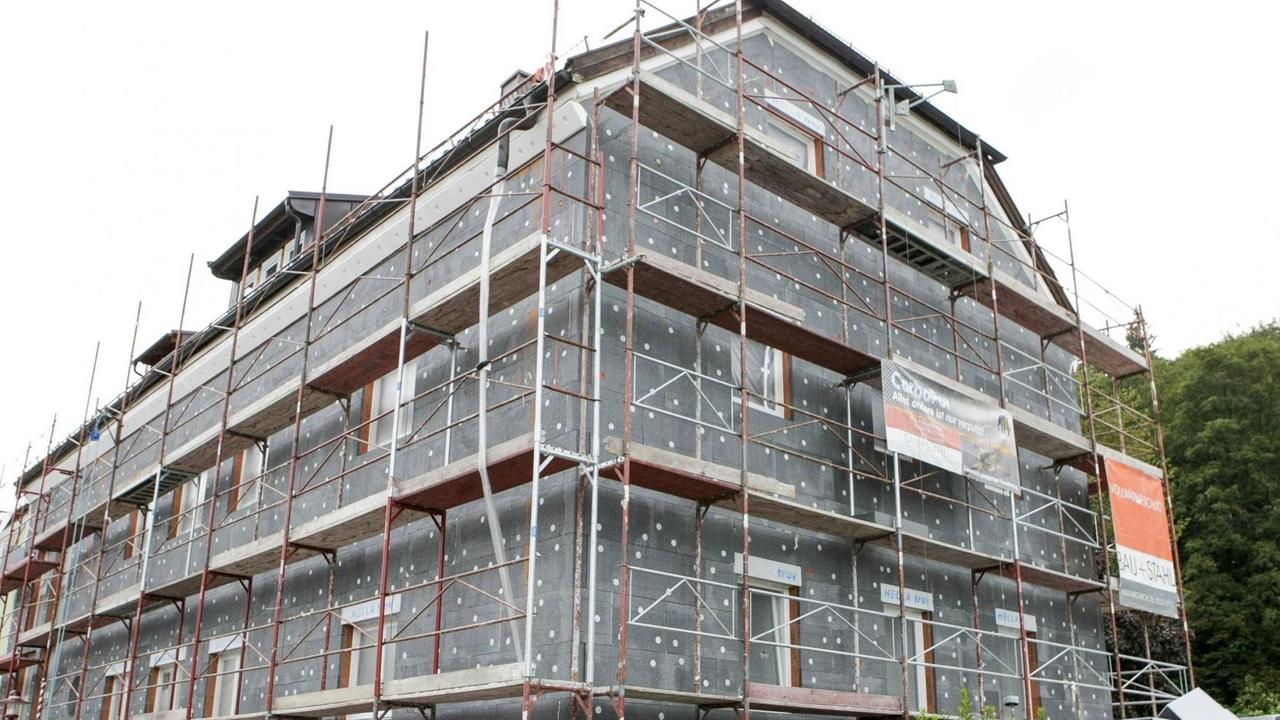 Baustelle eines Hauses mit Dämmplatten. Baustelle eines Hauses mit Dämmplatten.