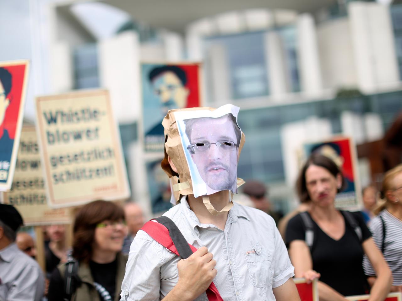Juli 2013: Demokratie-Aktivisten demonstrieren vor dem Bundeskanzleramt in Berlin für den Ex-US-Geheimdienstler Edward Snowden. Juli 2013: Demokratie-Aktivisten demonstrieren vor dem Bundeskanzleramt in Berlin für den Ex-US-Geheimdienstler Edward Snowden.
