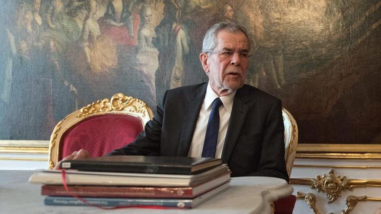 Der österreichische Bundespräsident Heinz Fischer (r.) und der künftige Bundespräsident Alexander Van der Bellen (l) sitzen das erste Mal zusammen. Der österreichische Bundespräsident Heinz Fischer (r.) und der künftige Bundespräsident Alexander Van der Bellen (l) sitzen das erste Mal zusammen.