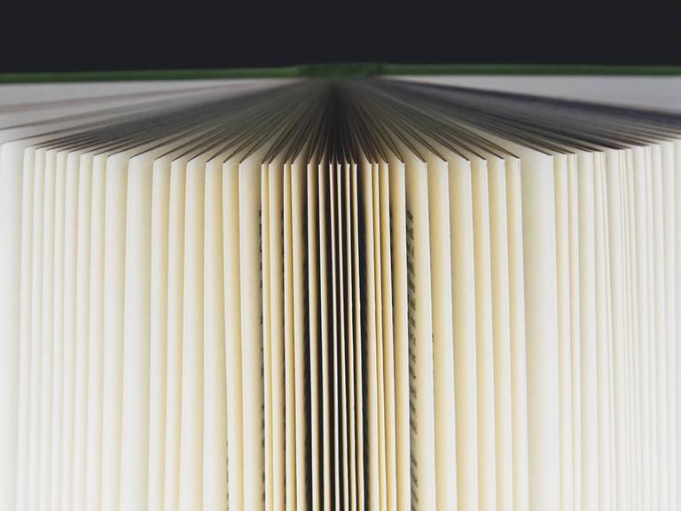 Ein Buch fächerartig aufgeschlagen