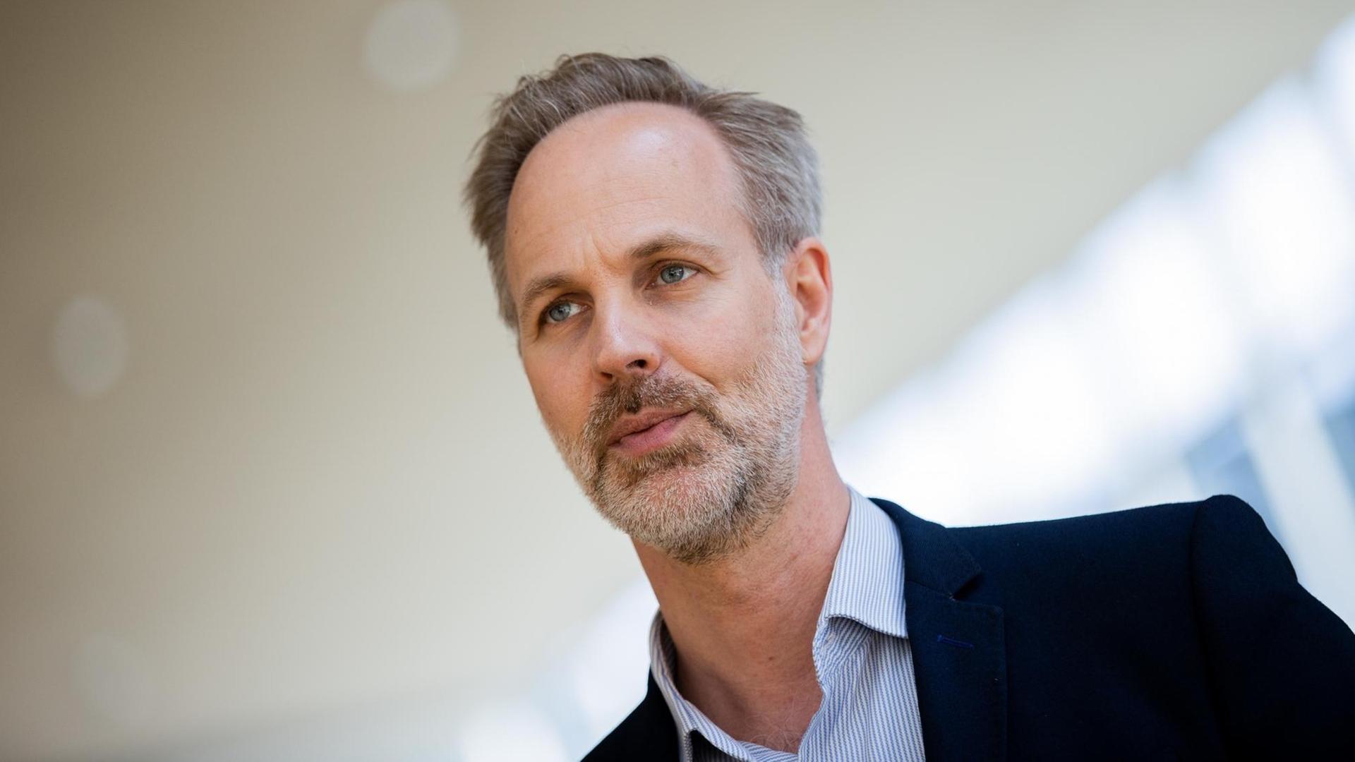 17.09.2020, Nordrhein-Westfalen, Düsseldorf: Sebastian Fiedler, Bundesvorsitzender des Bundes deutscher Kriminalbeamter, steht im Landtag. 17.09.2020, Nordrhein-Westfalen, Düsseldorf: Sebastian Fiedler, Bundesvorsitzender des Bundes deutscher Kriminalbeamter, steht im Landtag.
