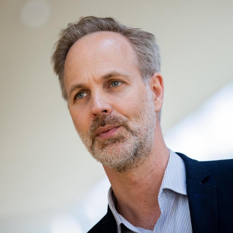 17.09.2020, Nordrhein-Westfalen, Düsseldorf: Sebastian Fiedler, Bundesvorsitzender des Bundes deutscher Kriminalbeamter, steht im Landtag. 