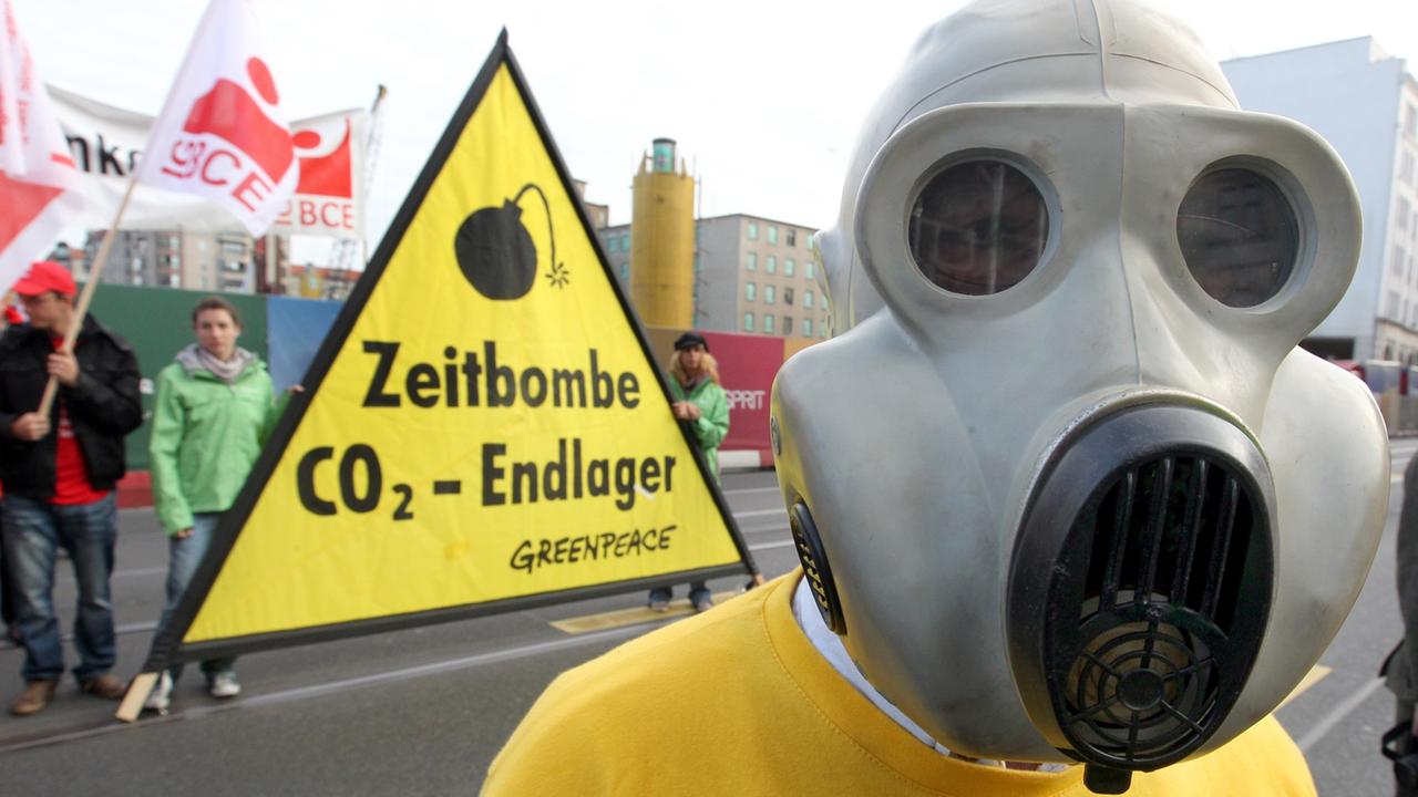Umweltaktivisten von Greenpeace demonstrieren vor dem Bundesrat in Berlin gegen CO2-Endlager und die Kohlendioxid-Verpressung. Umweltaktivisten von Greenpeace demonstrieren vor dem Bundesrat in Berlin gegen CO2-Endlager und die Kohlendioxid-Verpressung.