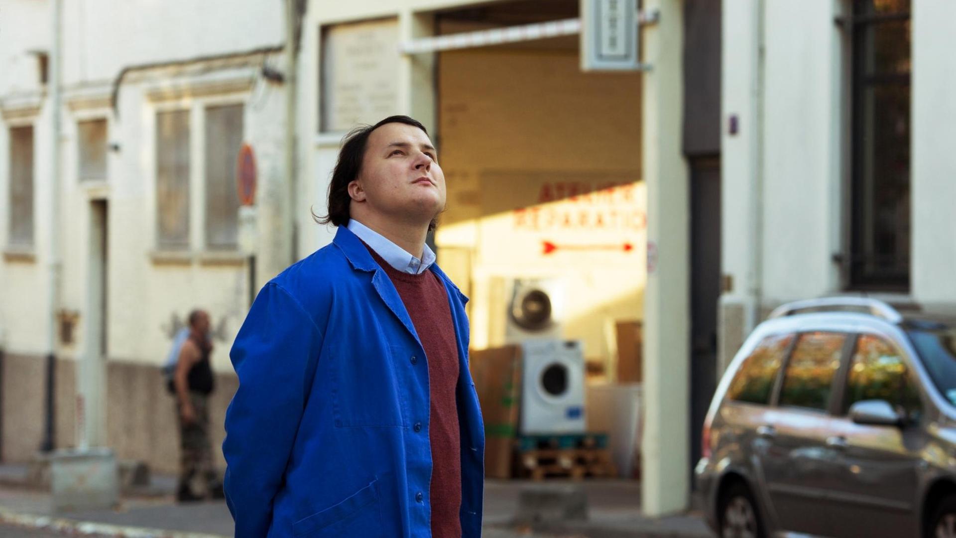 Joseph (Benjamin Lesieur) steht mitten auf der Straße und schaut in den Himmel. Joseph (Benjamin Lesieur) steht mitten auf der Straße und schaut in den Himmel.
