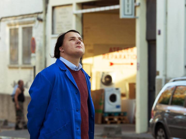 Joseph (Benjamin Lesieur) steht mitten auf der Straße und schaut in den Himmel.