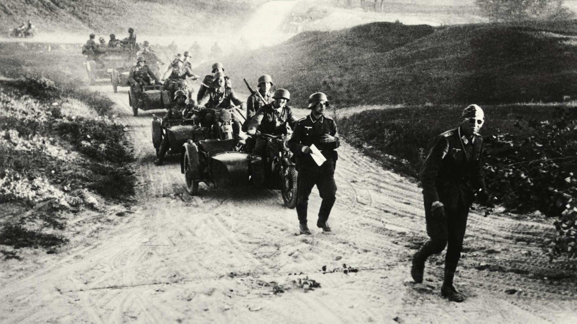 2. Weltkrieg / Russlandfeldzug 1941/42: Deutscher Überraschungsangriff auf die UdSSR am 22. Juni 1941 (Unternehmen Barbarossa). Kradschützenspitze der Wehrmacht passiert die russische Grenze. Foto (Moosdorf), Juni 1941. | 2. Weltkrieg / Russlandfeldzug 1941/42: Deutscher Überraschungsangriff auf die UdSSR am 22. Juni 1941 (Unternehmen Barbarossa). Kradschützenspitze der Wehrmacht passiert die russische Grenze. Foto (Moosdorf), Juni 1941. |