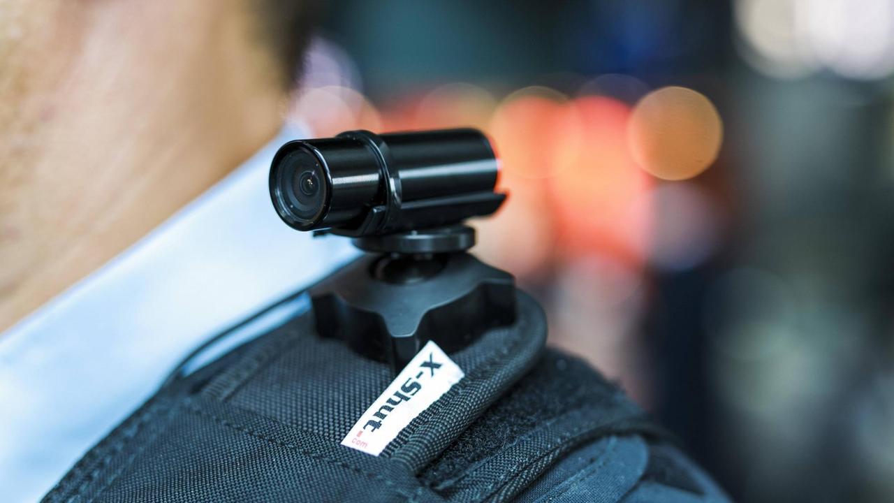 Ein Polizeibeamter der Bundespolizei im Berliner Hauptbahnhof trägt eine Bodycam auf der Schulter.