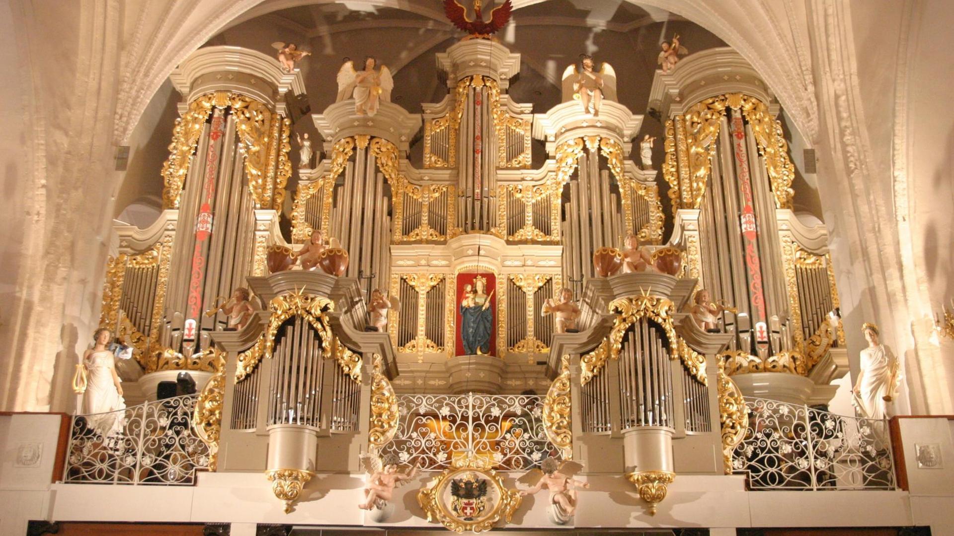 Die neue, 2008 geweihte Hauptorgel im Königsberger Dom, dem heutigen Kaliningrad, am 22.01.2010 gilt mit ihren 122 Registern als größte Orgel Russlands. Gebaut wurde sie von der deutschen Orgelbaufirma Schuke (Potsdam), die äußere Gestalt des Prospekts lehnt sich an das barocke Original von Josua Mosengel an (im Krieg verbrannt), technisches Vorbild ist die neue Orgel im Erfurter Dom. Foto: Thoralf Plath dpa | Die neue, 2008 geweihte Hauptorgel im Königsberger Dom, dem heutigen Kaliningrad, am 22.01.2010 gilt mit ihren 122 Registern als größte Orgel Russlands. Gebaut wurde sie von der deutschen Orgelbaufirma Schuke (Potsdam), die äußere Gestalt des Prospekts lehnt sich an das barocke Original von Josua Mosengel an (im Krieg verbrannt), technisches Vorbild ist die neue Orgel im Erfurter Dom. Foto: Thoralf Plath dpa |