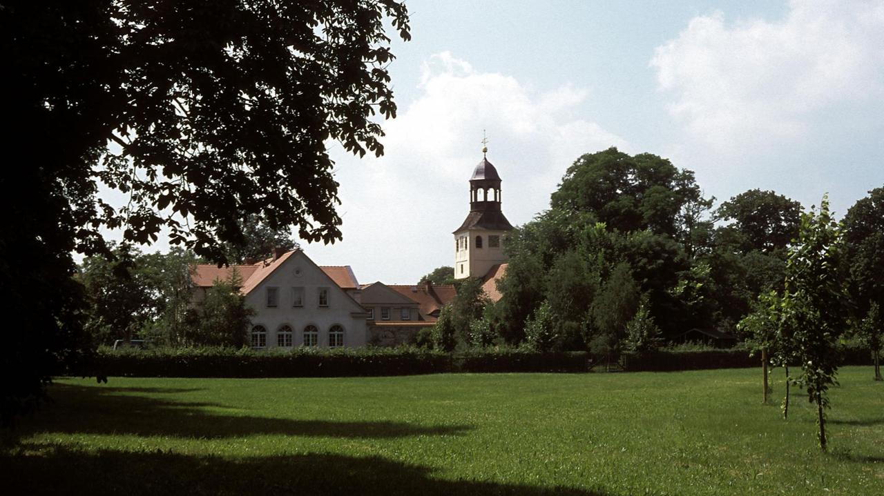 Das brandenburgische Friedersdorf mit Dorfkirche aus dem 13. Jahrhundert. Umbau ab 1702 unter Hans Georg von der Marwitz). 