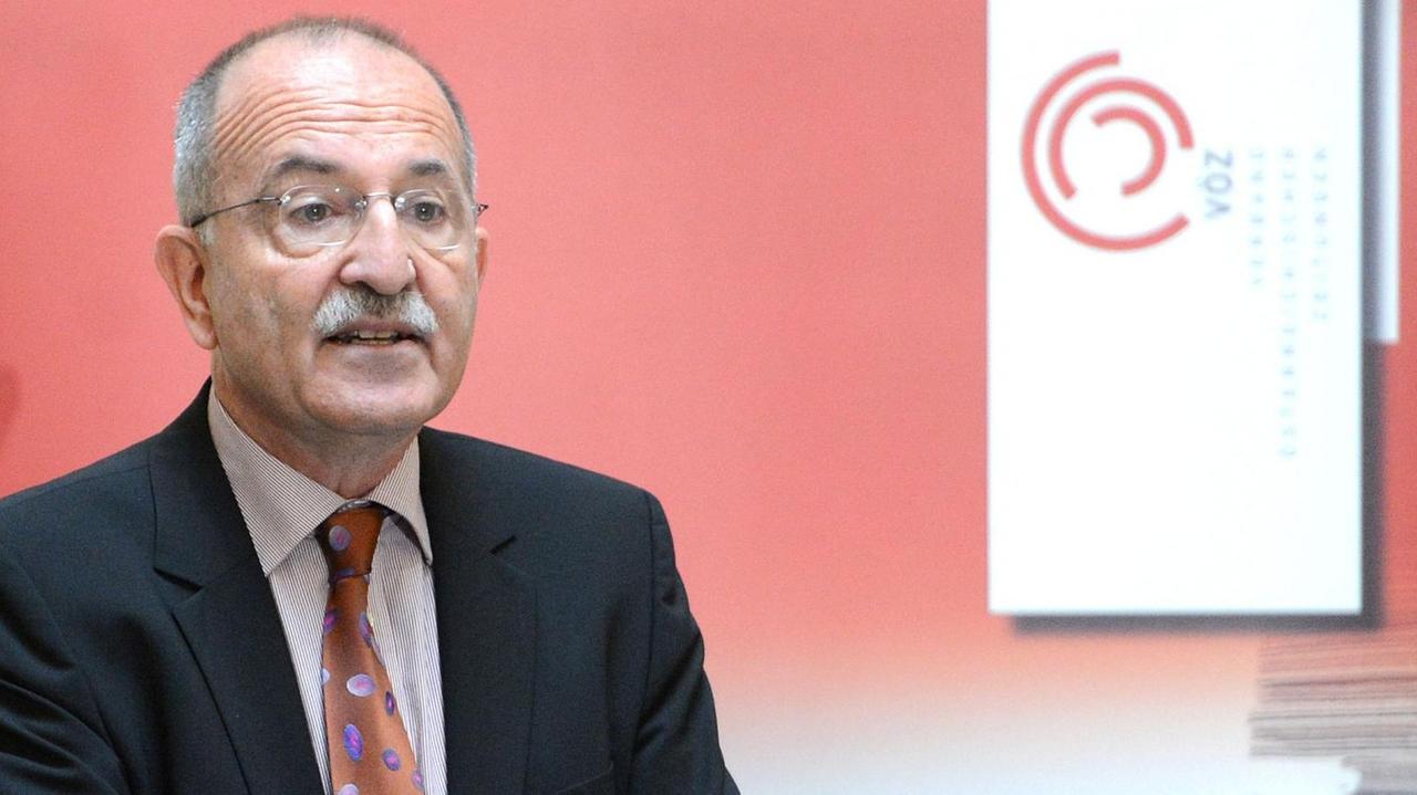 Stephan Ruß-Mohl im November 2012 während einer Rede in Wien. Ein älterer Mann im Anzug steht an einem Pult und hält einen Vortrag. Stephan Ruß-Mohl im November 2012 während einer Rede in Wien. Ein älterer Mann im Anzug steht an einem Pult und hält einen Vortrag.