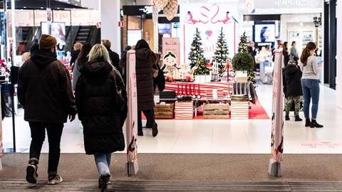 Kunden in einem weihnachtlich dekorierten Warenhaus in Stockholm tragen keinen Mund-Nasenschutz.