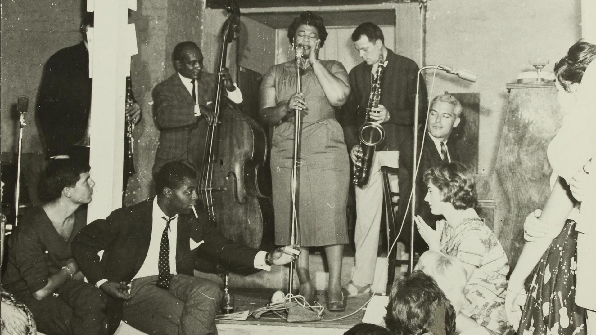 Die Jazz-Sängerin Ella Fitzgerald und der Saxophonist Hans Koller zu Gast bei Fatty George im Wiener "Tabarin", um 1960. Die Jazz-Sängerin Ella Fitzgerald und der Saxophonist Hans Koller zu Gast bei Fatty George im Wiener "Tabarin", um 1960.