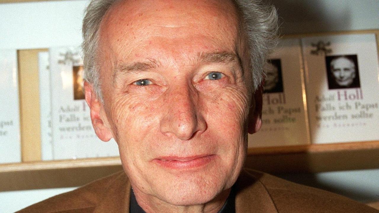 Der österreichische Theologe, Religionssoziologe und Publizist Adolf Holl am 8.10.1998 auf der Frankfurter Buchmesse. Der österreichische Theologe, Religionssoziologe und Publizist Adolf Holl am 8.10.1998 auf der Frankfurter Buchmesse.