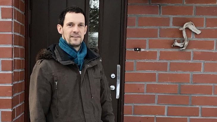 Jochen vom Brocke steht in Winterjacke vor seinem aus roten Steinen gebauten Haus und blickt freundlich in die Kamera. Jochen vom Brocke steht in Winterjacke vor seinem aus roten Steinen gebauten Haus und blickt freundlich in die Kamera.
