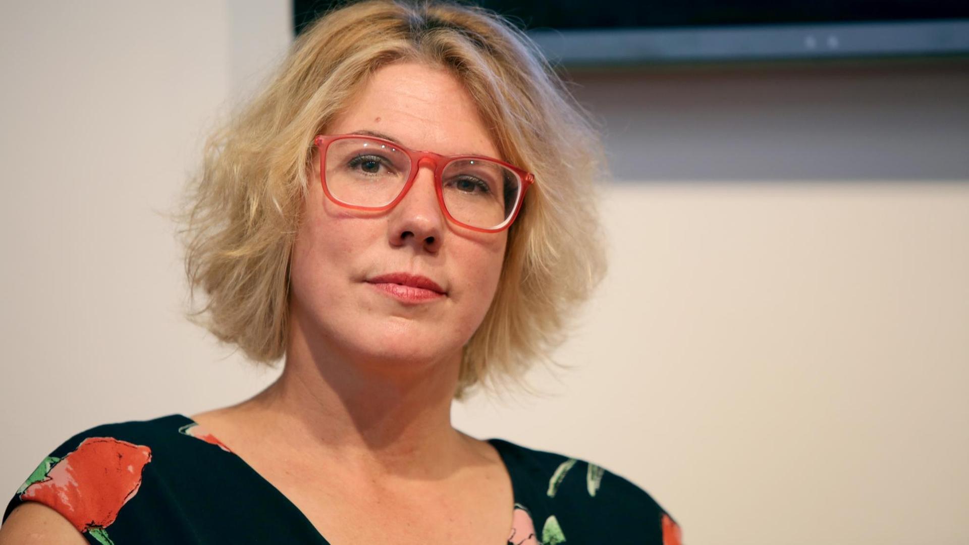 Porträtfoto der Autorin Nina George. Sie hat blondes Haar und trägt eine rote Brille. Foto: Susannah V. Vergau/dpa Porträtfoto der Autorin Nina George. Sie hat blondes Haar und trägt eine rote Brille. Foto: Susannah V. Vergau/dpa