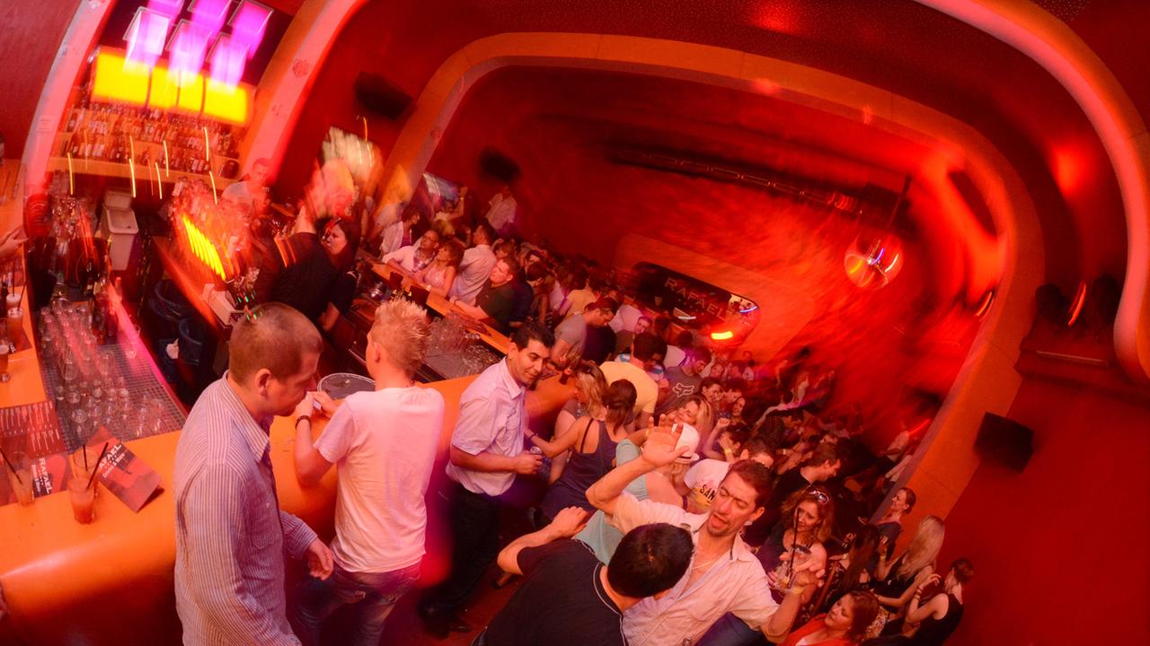 Diskothekenbesucher feiern im Münchner Club "Rafael". Diskothekenbesucher feiern im Münchner Club "Rafael".