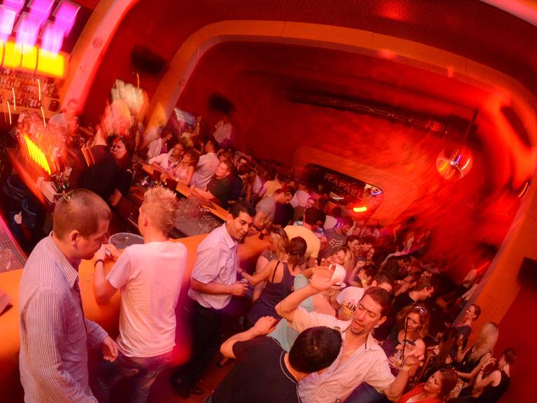Diskothekenbesucher feiern im Münchner Club "Rafael".