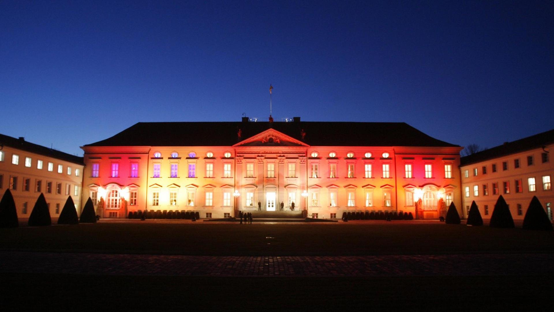 In bunten Farben erstrahlt am Mittwoch (22.03.2006) das Schloss Bellevue in Berlin w