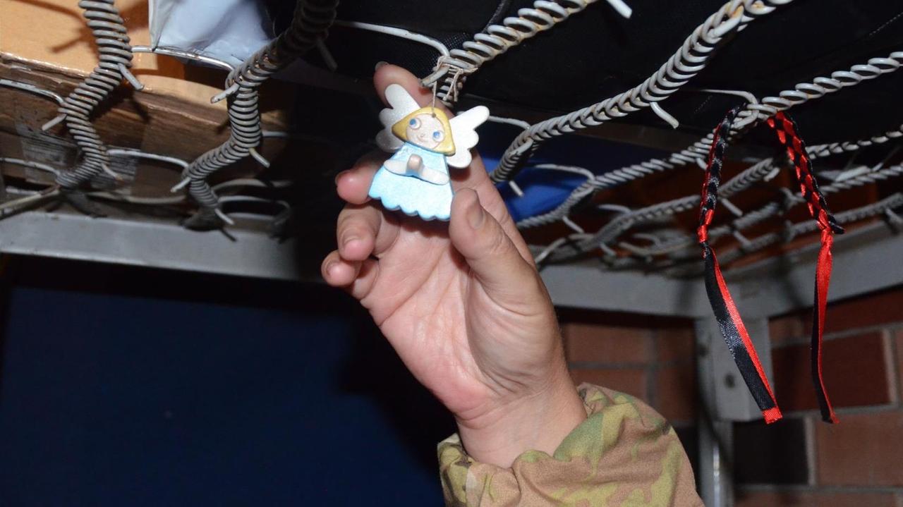 Elenas Maskottchen gegen den Krieg ist ein Schutzengel. Elenas Maskottchen gegen den Krieg ist ein Schutzengel.