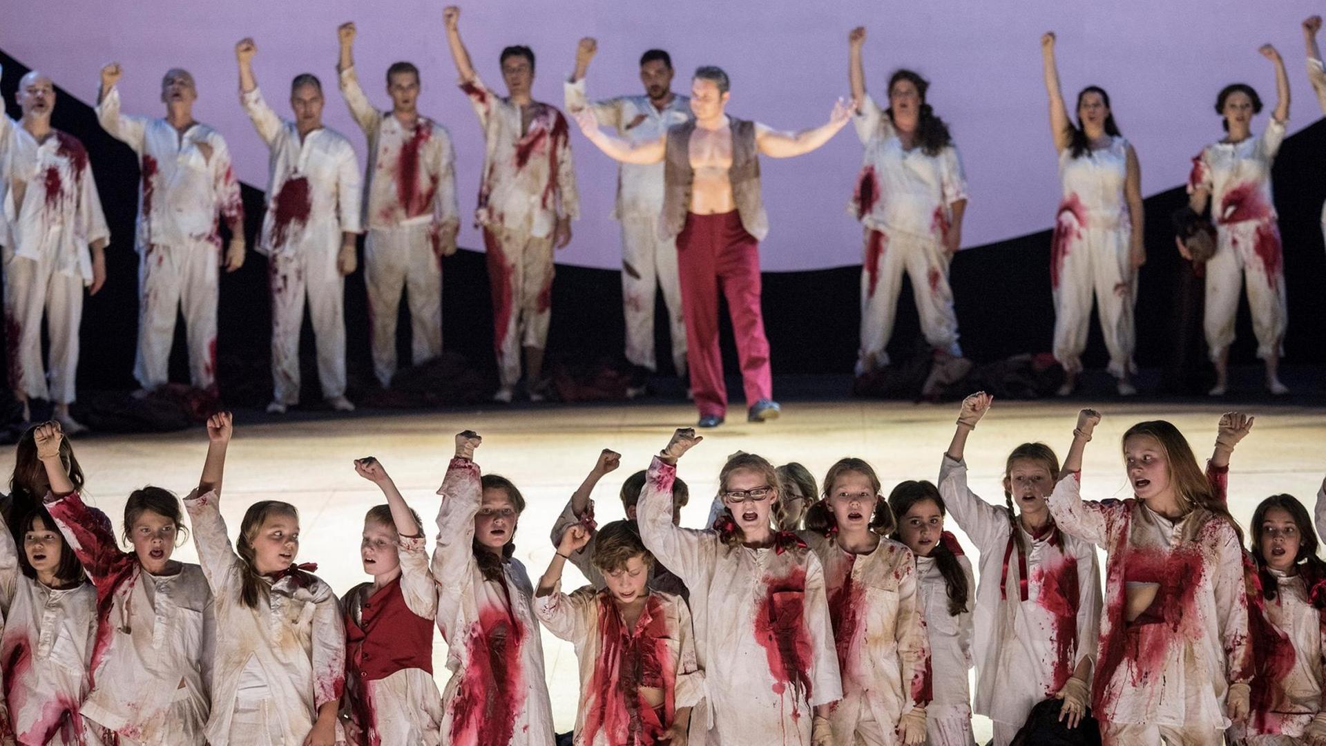 Carmen Opéra comique in vier Akten von Georges Bizet Musikalische Leitung: Sébastien Rouland Inszenierung: Lotte de Beer Bühne und Kostüme: Clement & Sanôu Licht: Alex Brok Choreinstudierung: Jens Bingert Kinderchoreinstudierung: Patrick Jaskolka Dramaturgie: Christian Schröder Auf dem Bild Kinderchor, Opernchor, Almas Svilpa (Escamillo) Foto: Matthias Jung Die Veröffentlichung ist nur dann honorarfrei, wenn die Bilder im Zusammenhang mit einer Berichterstattung über das Schauspiel Essen bzw. die Theater und Philharmonie Essen GmbH verwendet werden. Kinderchor, Opernchor, Almas Svilpa (Escamillo) Carmen Opéra comique in vier Akten von Georges Bizet Musikalische Leitung: Sébastien Rouland Inszenierung: Lotte de Beer Bühne und Kostüme: Clement & Sanôu Licht: Alex Brok Choreinstudierung: Jens Bingert Kinderchoreinstudierung: Patrick Jaskolka Dramaturgie: Christian Schröder Auf dem Bild Kinderchor, Opernchor, Almas Svilpa (Escamillo) Foto: Matthias Jung Die Veröffentlichung ist nur dann honorarfrei, wenn die Bilder im Zusammenhang mit einer Berichterstattung über das Schauspiel Essen bzw. die Theater und Philharmonie Essen GmbH verwendet werden. Kinderchor, Opernchor, Almas Svilpa (Escamillo)