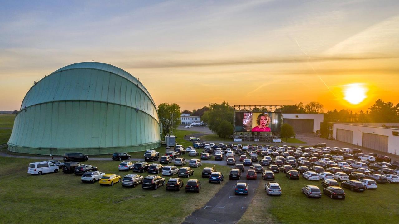 Volles Autokino während der Corona-Krise am Flughafen Essen/Mülheim im abendlichen Gegenlicht. Volles Autokino während der Corona-Krise am Flughafen Essen/Mülheim im abendlichen Gegenlicht.