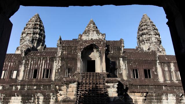 Blick auf die Tempelanlage von Angkor Wat im kambodschanischen Siem Reap