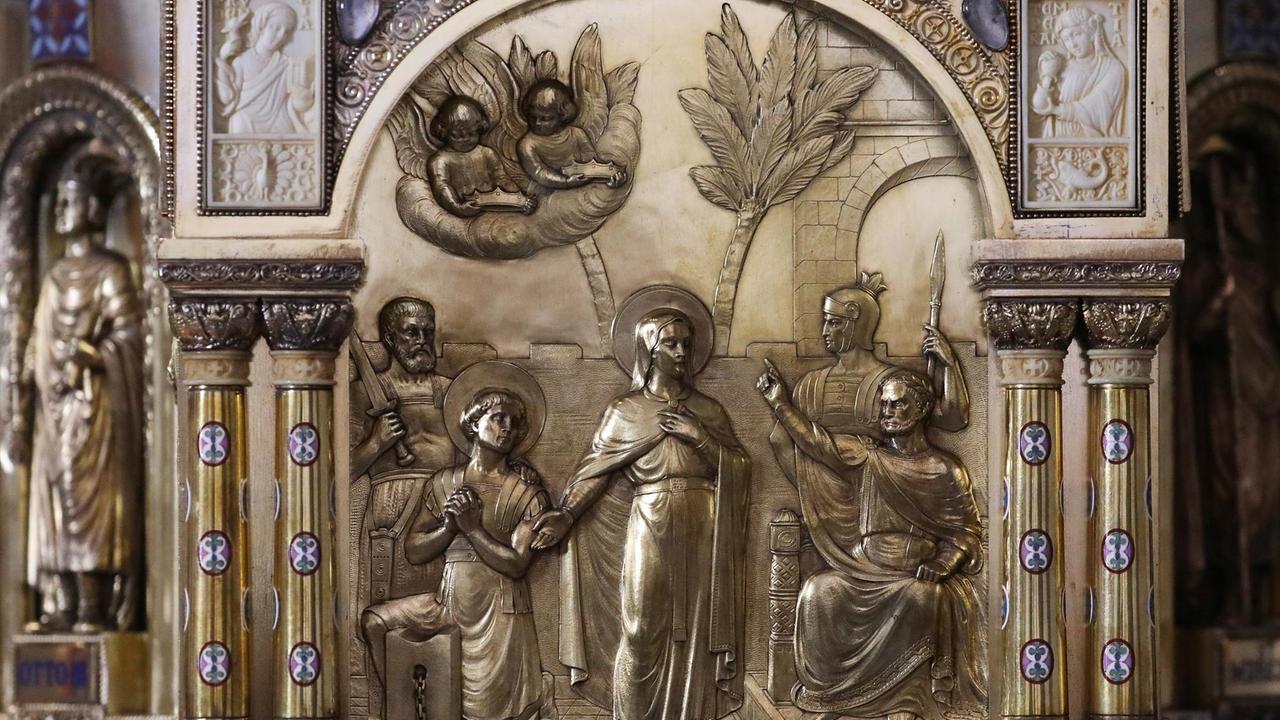 07.05.2020, Nordrhein-Westfalen, Aachen: Die Darstellung der Heiligen Corona (M) auf dem Schrein im Dommuseum in Aachen. Im Hintergrund sind zwei Palmen zu sehen. 07.05.2020, Nordrhein-Westfalen, Aachen: Die Darstellung der Heiligen Corona (M) auf dem Schrein im Dommuseum in Aachen. Im Hintergrund sind zwei Palmen zu sehen.