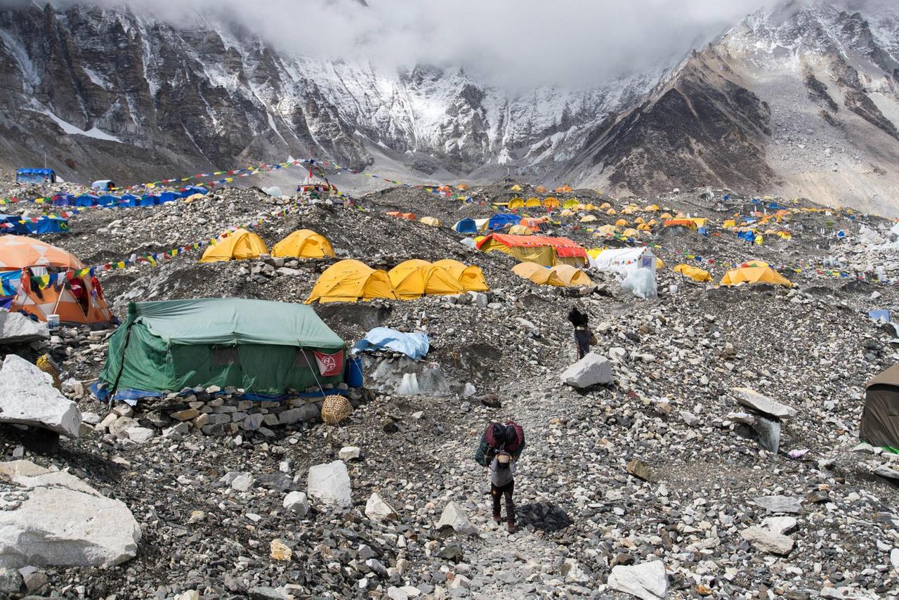 Im Everest Base Camp in 5.380 Meter Höhe haben viele Bergsteiger ihre Zelte aufgestellt.
Im Everest Base Camp in 5.380 Meter Höhe haben viele Bergsteiger ihre Zelte aufgestellt.