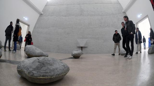 Das Foto zeigt einen der Räume des deutschen Pavillons auf der Biennale in Venedig.